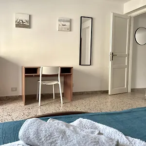  Appartamento Lorenzo's House Centre - Comfortable Large With 2 Bedrooms And 2 Baths, Close To Trains, Metro And Bus Station Italia